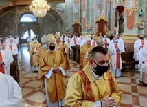 Podczas Mszy św. kapłani odnowili swoje kapłańskie przyrzeczenia.