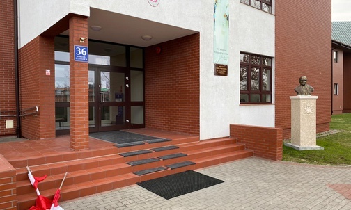 Dewastacja figury Matki Bożej przy kościele pw. Ducha Świętego w Koszalinie