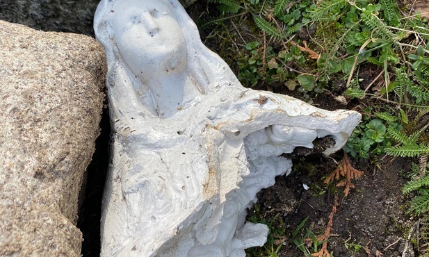 Dewastacja figury Matki Bożej przy kościele pw. Ducha Świętego w Koszalinie