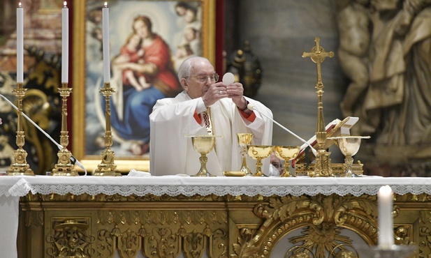 Dziekan Kolegium Kardynalskiego: Kto wierzy w Eucharystię, nigdy nie czuje się samotny