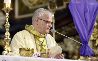 Biskup w czasie Mszy św. Wieczerzy Pańskiej.