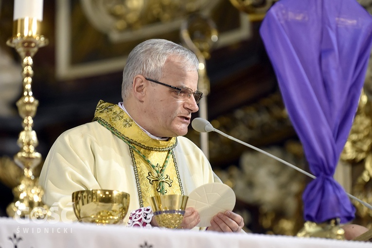 Biskup w czasie Mszy św. Wieczerzy Pańskiej.