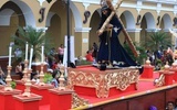 Platforma z Jezusem nisoącym krzyż idzie w procesji ulicami miasta.