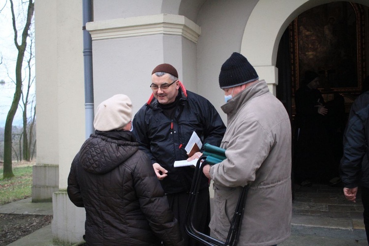 Droga Krzyżowa na annogórskiej kalwarii w Wielki Piątek 2021