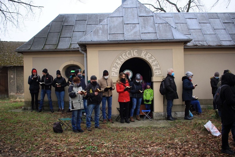 Droga Krzyżowa na annogórskiej kalwarii w Wielki Piątek 2021