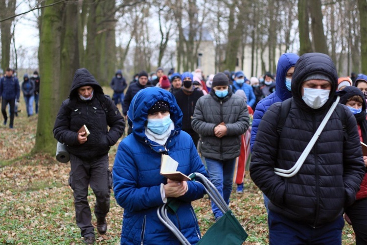 Droga Krzyżowa na annogórskiej kalwarii w Wielki Piątek 2021