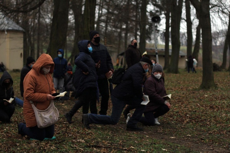 Droga Krzyżowa na annogórskiej kalwarii w Wielki Piątek 2021