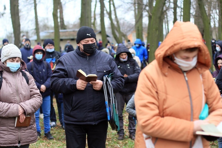 Droga Krzyżowa na annogórskiej kalwarii w Wielki Piątek 2021