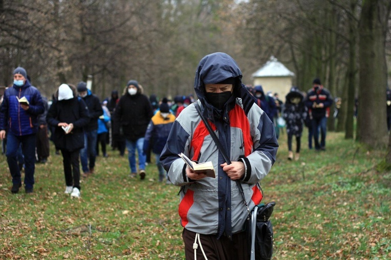 Droga Krzyżowa na annogórskiej kalwarii w Wielki Piątek 2021