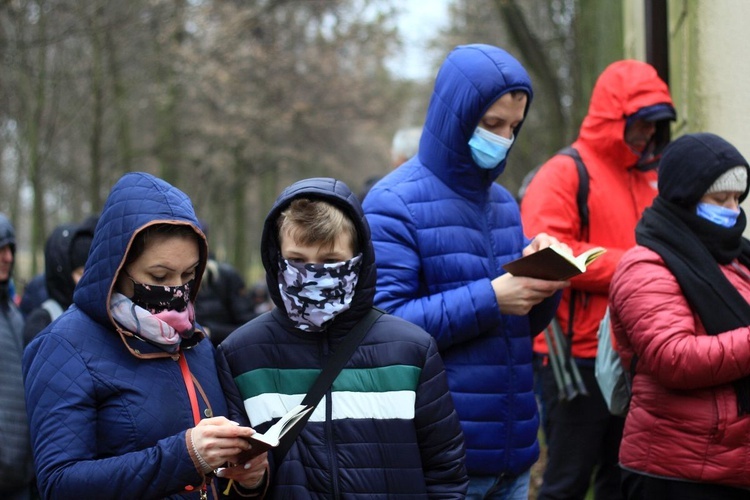 Droga Krzyżowa na annogórskiej kalwarii w Wielki Piątek 2021