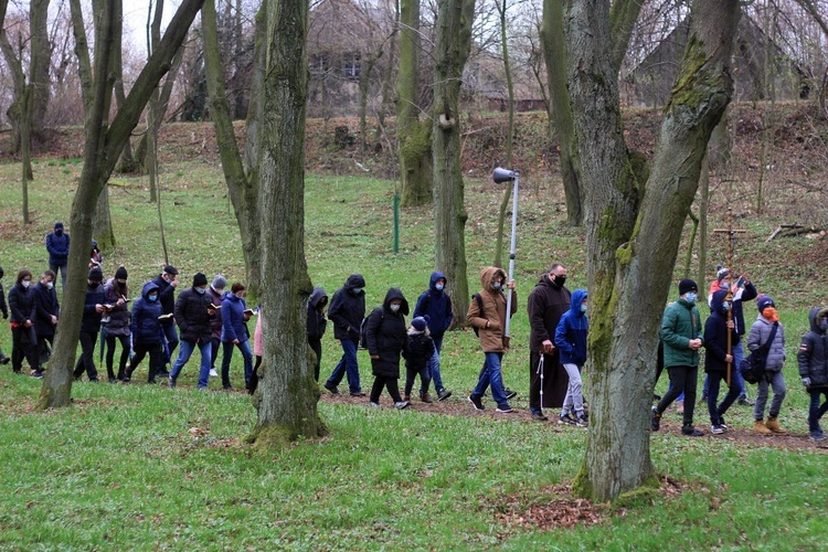 Droga Krzyżowa na annogórskiej kalwarii w Wielki Piątek 2021