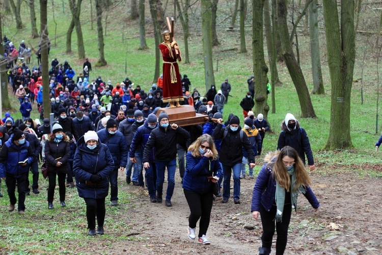 Droga Krzyżowa na annogórskiej kalwarii w Wielki Piątek 2021