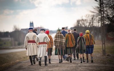 Przed wschodem słońca rodziny udawały się nad rzekę lub do studni, by symbolicznie się obmyć. Wieczorem szli na nabożeństwo Drogi Krzyżowej i rozważanie Męki Pańskiej.