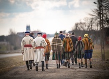 Przed wschodem słońca rodziny udawały się nad rzekę lub do studni, by symbolicznie się obmyć. Wieczorem szli na nabożeństwo Drogi Krzyżowej i rozważanie Męki Pańskiej.