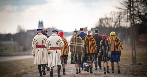 Przed wschodem słońca rodziny udawały się nad rzekę lub do studni, by symbolicznie się obmyć. Wieczorem szli na nabożeństwo Drogi Krzyżowej i rozważanie Męki Pańskiej.