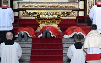 Liturgia rozpocznie się oddaniem czci przez głównego celebransa prostracją.