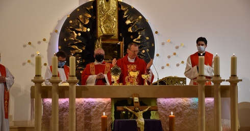 Metropolita gdański przewodniczył w Wielki Piątek Liturgii Męki Pańskiej.