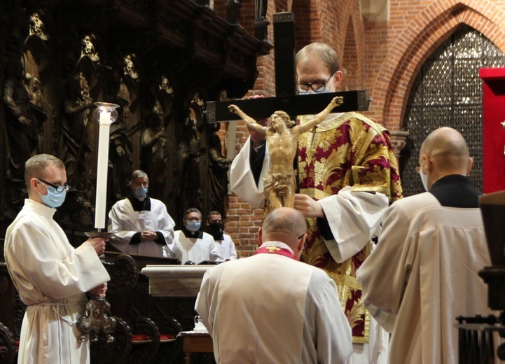 Wielki Piątek. Oderwij wzrok od ziemi, spójrz na Ukrzyżowanego