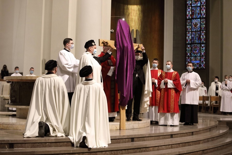 Liturgia Męki Pańskiej w katowickiej katedrze.