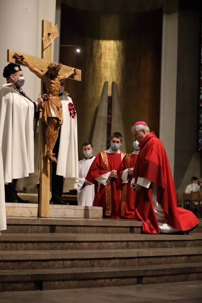 Liturgia Męki Pańskiej w katowickiej katedrze.