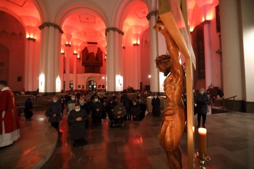 Liturgia Męki Pańskiej w katowickiej katedrze.