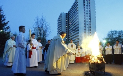 Wigilię Paschalną rozpoczyna liturgia światła.