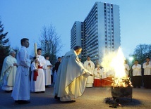 Wigilię Paschalną rozpoczyna liturgia światła.