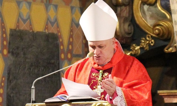 Bp Piotr Greger w żywieckiej konkatedrze.