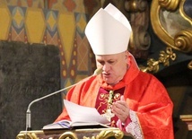 Bp Piotr Greger w żywieckiej konkatedrze.