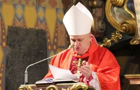 Bp Piotr Greger w żywieckiej konkatedrze.