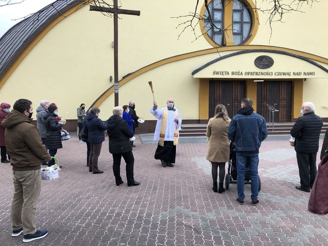 Święcenie pokarmów w parafii Opatrzności Bożej w Stalowej Woli.