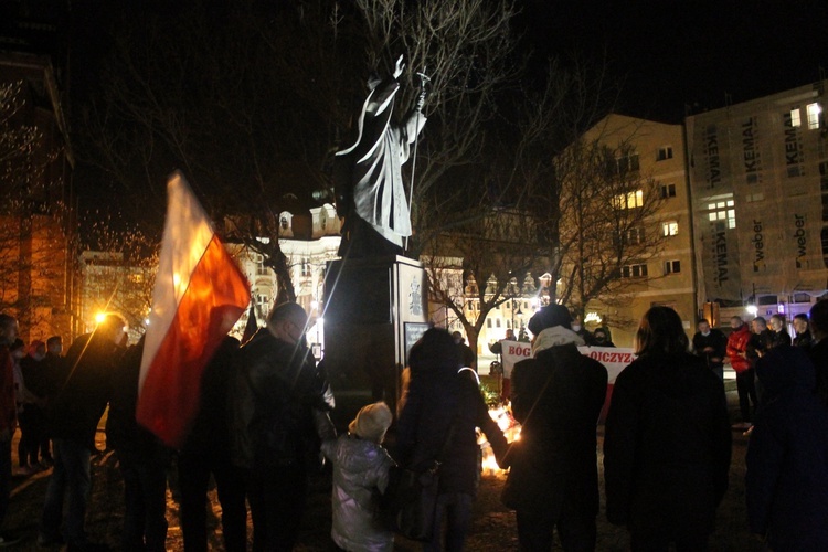 Chwila ciszy, modlitwa, pieśń i szum rac