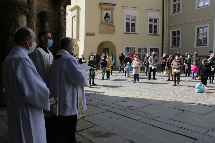 Poświęcenie pokarmów przed archikatedrą wrocławską