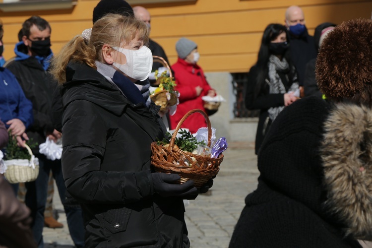 Poświęcenie pokarmów przed archikatedrą wrocławską