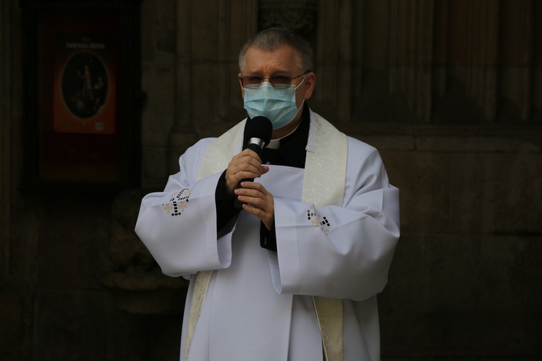 Poświęcenie pokarmów przed archikatedrą wrocławską