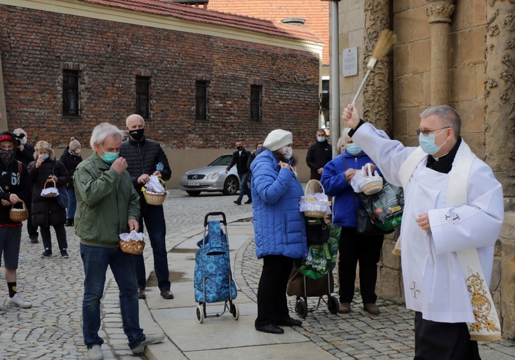 Poświęcenie pokarmów przed archikatedrą wrocławską