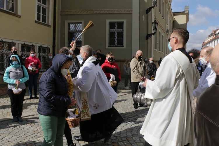 Poświęcenie pokarmów przed archikatedrą wrocławską