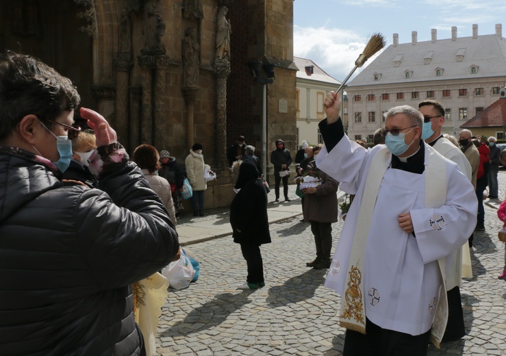 Poświęcenie pokarmów przed archikatedrą wrocławską