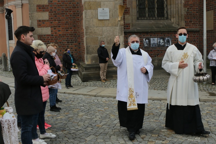 Poświęcenie pokarmów przed archikatedrą wrocławską