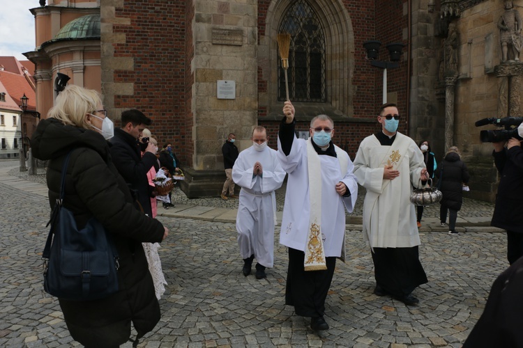 Poświęcenie pokarmów przed archikatedrą wrocławską