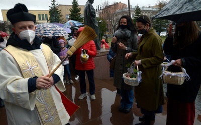 Błogosławienie pokarmów przed radomską katedrą.