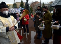 Błogosławienie pokarmów przed radomską katedrą.