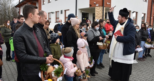 Święcenie przy kościele, remizie i szkole 