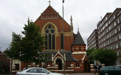 Policja przerwała nabożeństwo w polskim kościele w Londynie. "Przekroczyła brutalnie swoje kompetencje"