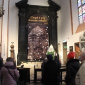 "Czyż i wy chcecie ojdejść?". Groby Pańskie w stołecznych świątyniach 