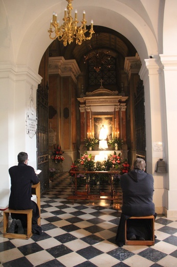 "Czyż i wy chcecie ojdejść?". Groby Pańskie w stołecznych świątyniach 