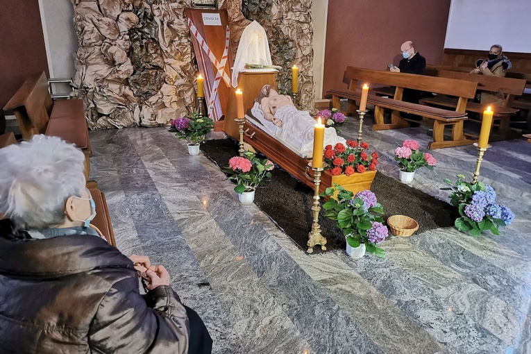"Czyż i wy chcecie ojdejść?". Groby Pańskie w stołecznych świątyniach 