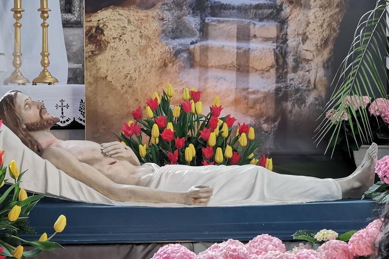 "Czyż i wy chcecie ojdejść?". Groby Pańskie w stołecznych świątyniach 