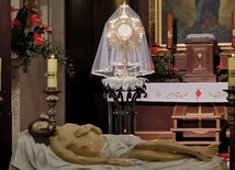 "Czyż i wy chcecie ojdejść?". Groby Pańskie w stołecznych świątyniach 