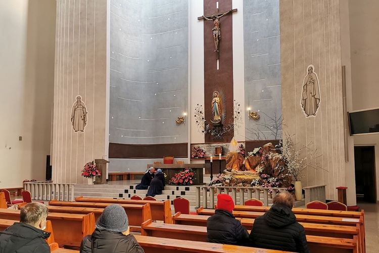 "Czyż i wy chcecie ojdejść?". Groby Pańskie w stołecznych świątyniach 